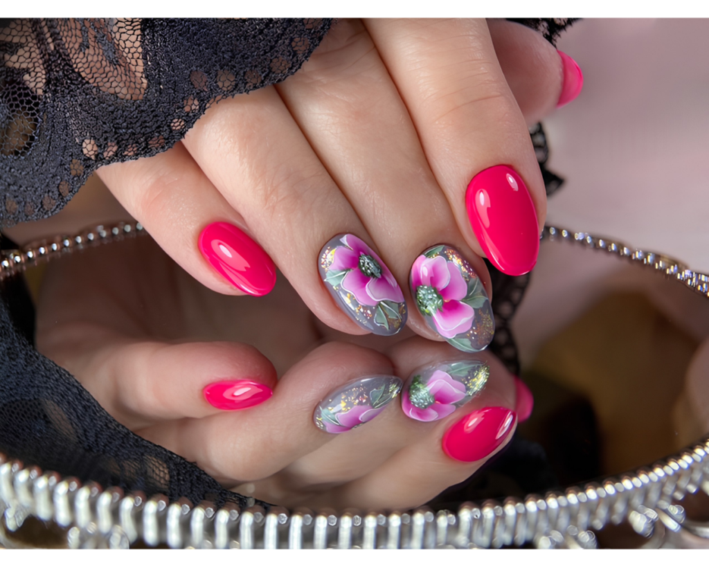 Set kunstnagels in roze met handgeschilderde bloemen, gezet in de nagelsalon in Naaldwijk